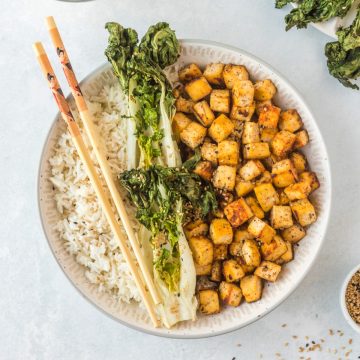 Tofu dans un bol avec bokchoy.