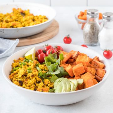 Tofu Brouillé dans un bol avec avocat et morceaux de patates douces