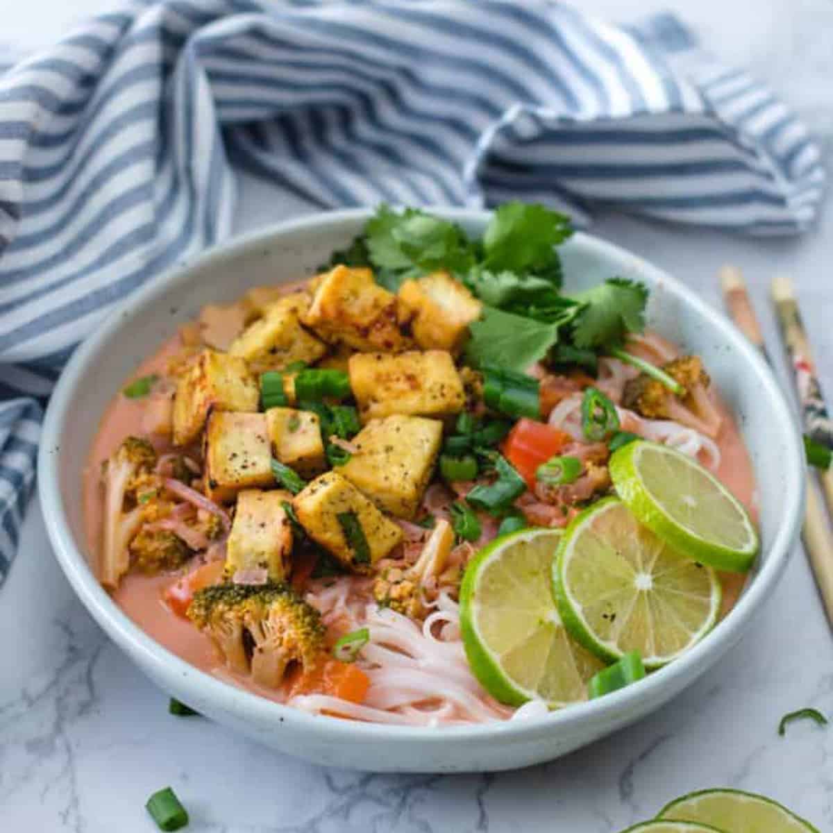 Sauté de vermicelles de riz au tofu à la mode thaïe rapide