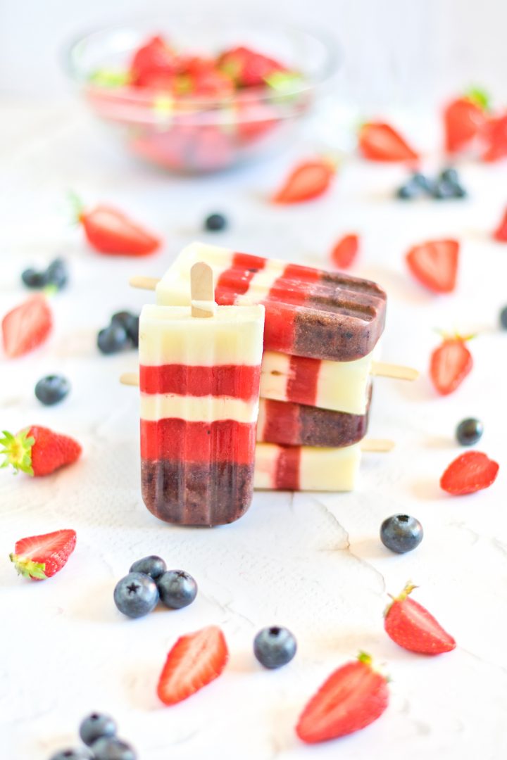 berries popsicles with fresh blueberries and strawberrie