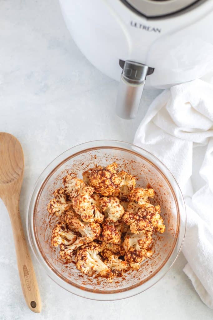 Bowl in cauliflowers florets cover with the Harissa sauce 