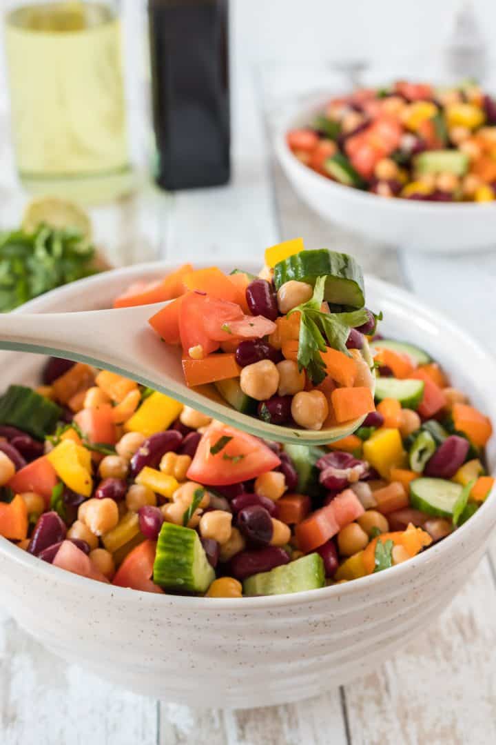 Salade dans un cuillère de service 