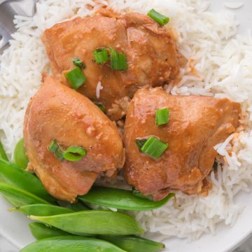 Chicken with sauce serve on rice with sugar peas