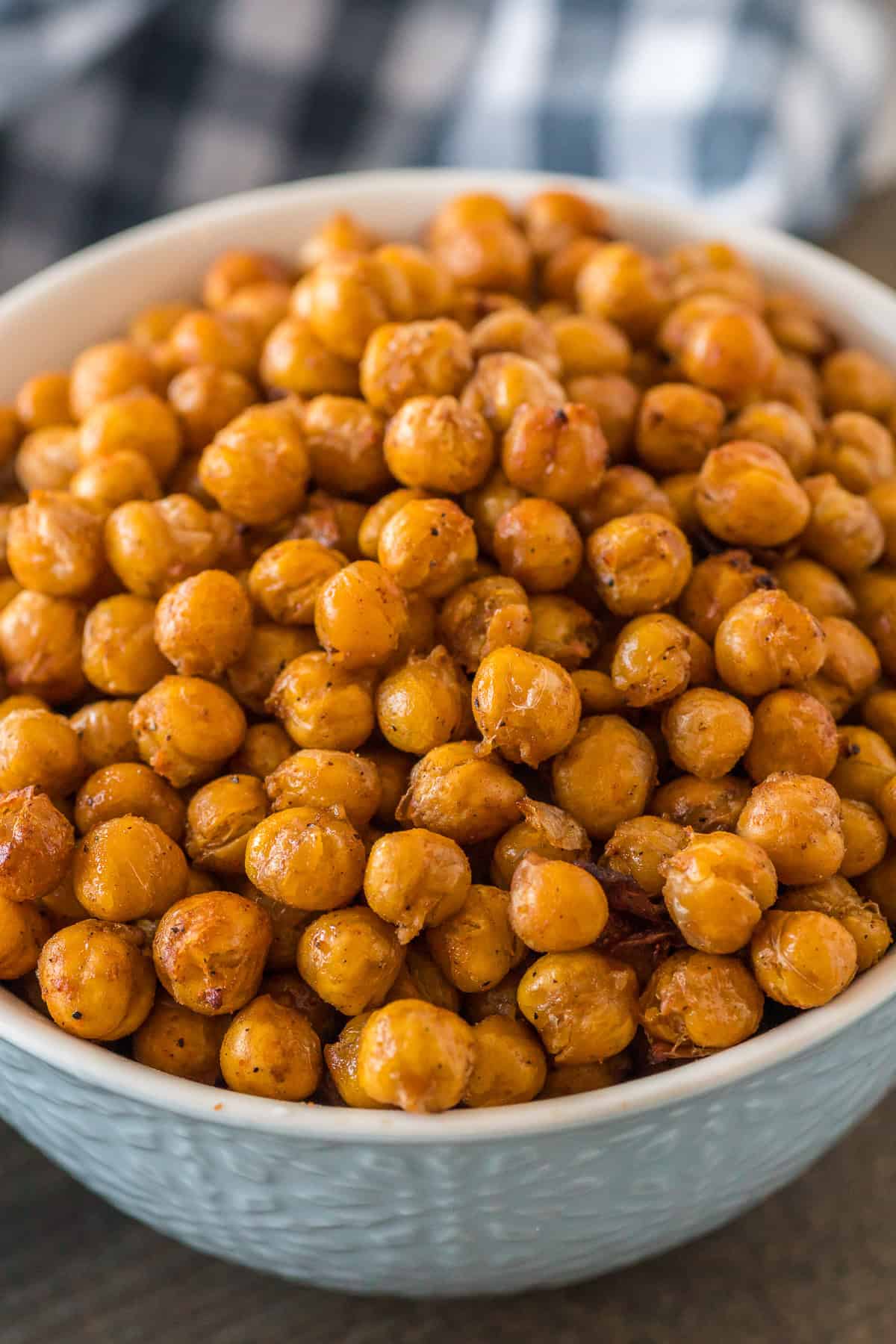 chickpeas serve in a bowl, close up.