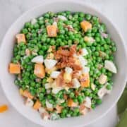 salade de petits pois et bacon servi dans un bol blanc