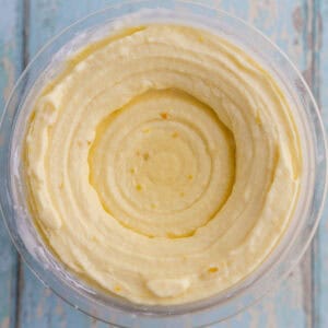 yogourt glacée dans conterant